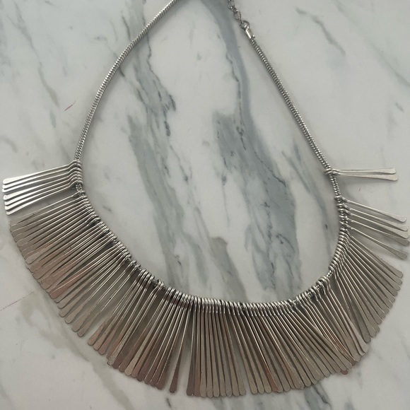 Stella & Dot Essential Fringe necklace in silver. In good used condition - Picture 2 of 3